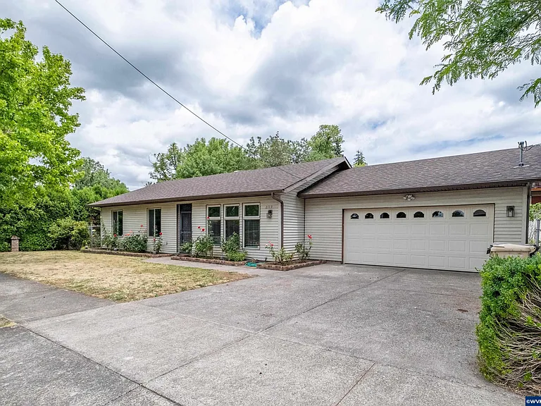 Home at 2115 S 5th St, Lebanon, OR