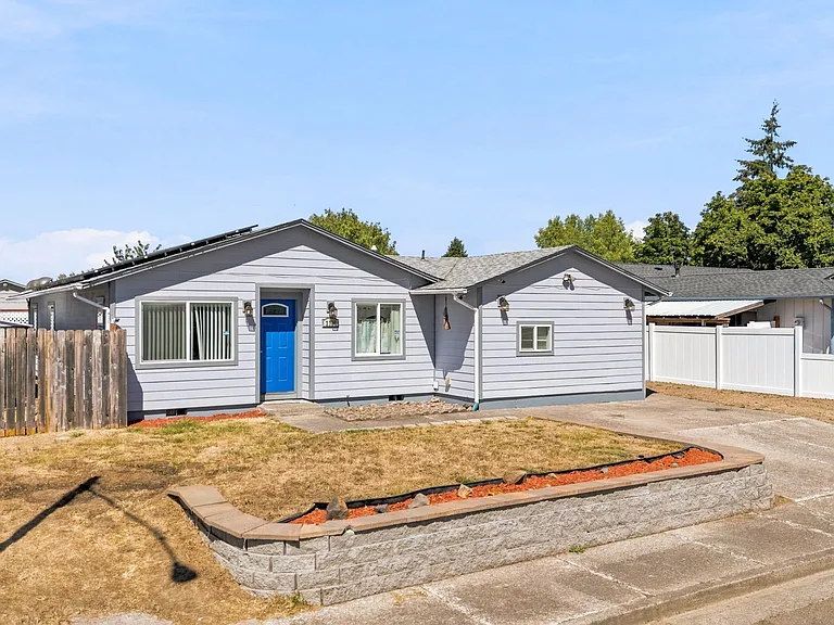 Home at 2790 S 9th St, Lebanon, OR