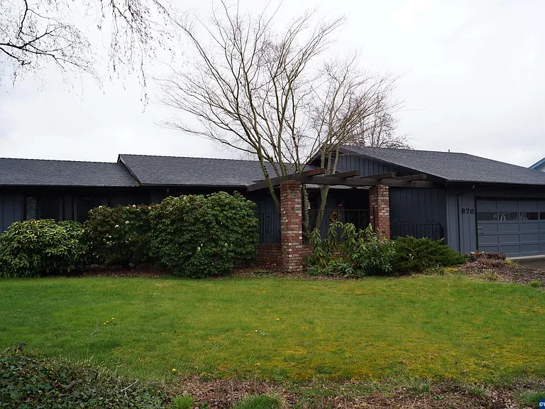 Home at 870 Glenwood St, Lebanon, OR