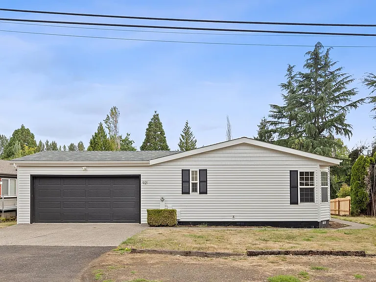 Home at 921 NE Meadow Dr, Portland, OR