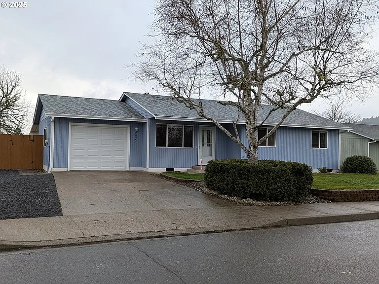 Home at 253 S Grove Ln, Sutherlin, OR